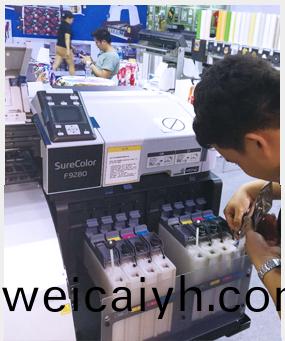 工(gong)程師爲客戶調試